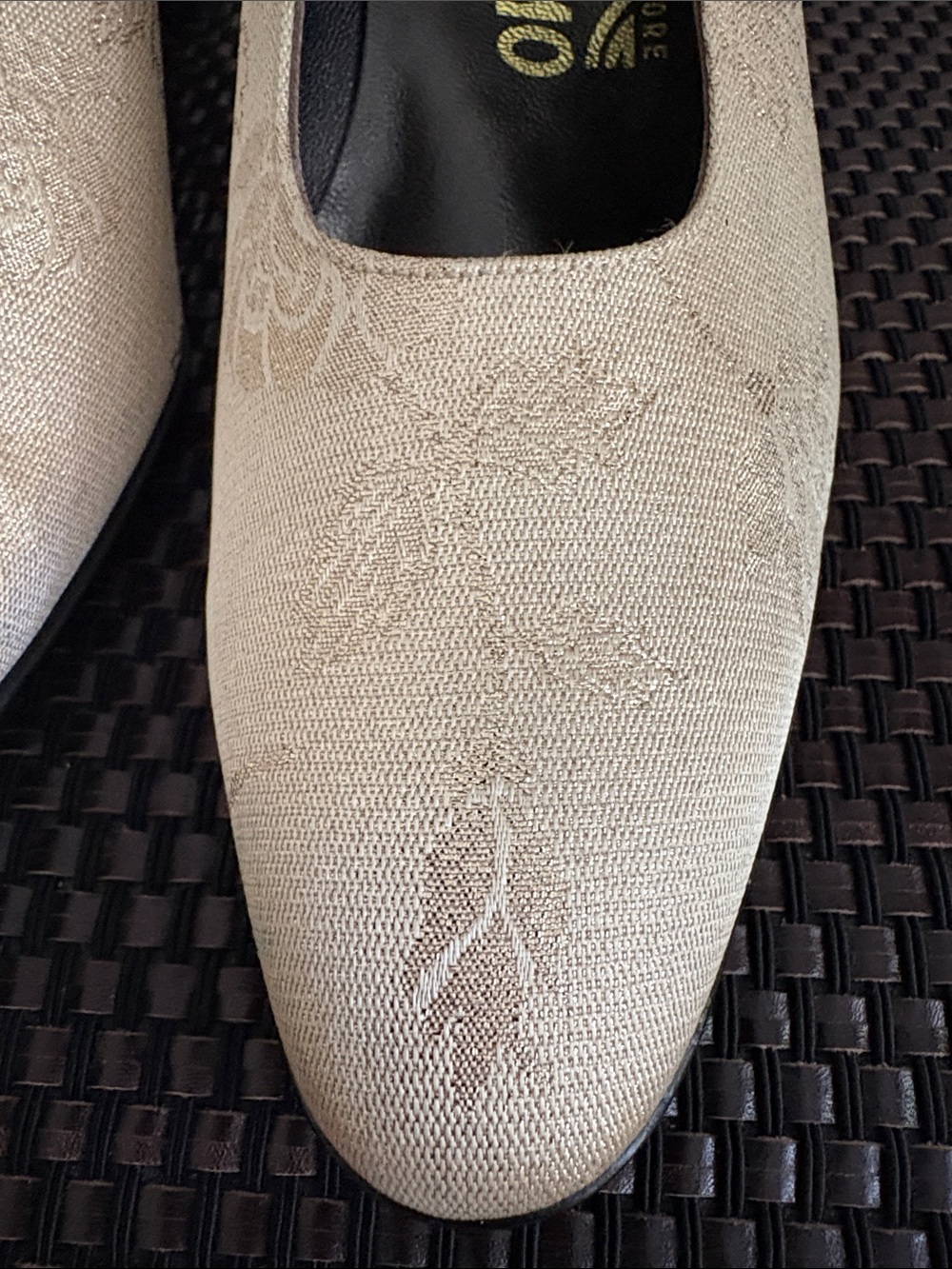 Salvatore Ferragamo Embroidered Cream /Gold Women's Pumps, Sz 7 1/2 B - Picture 10 of 12